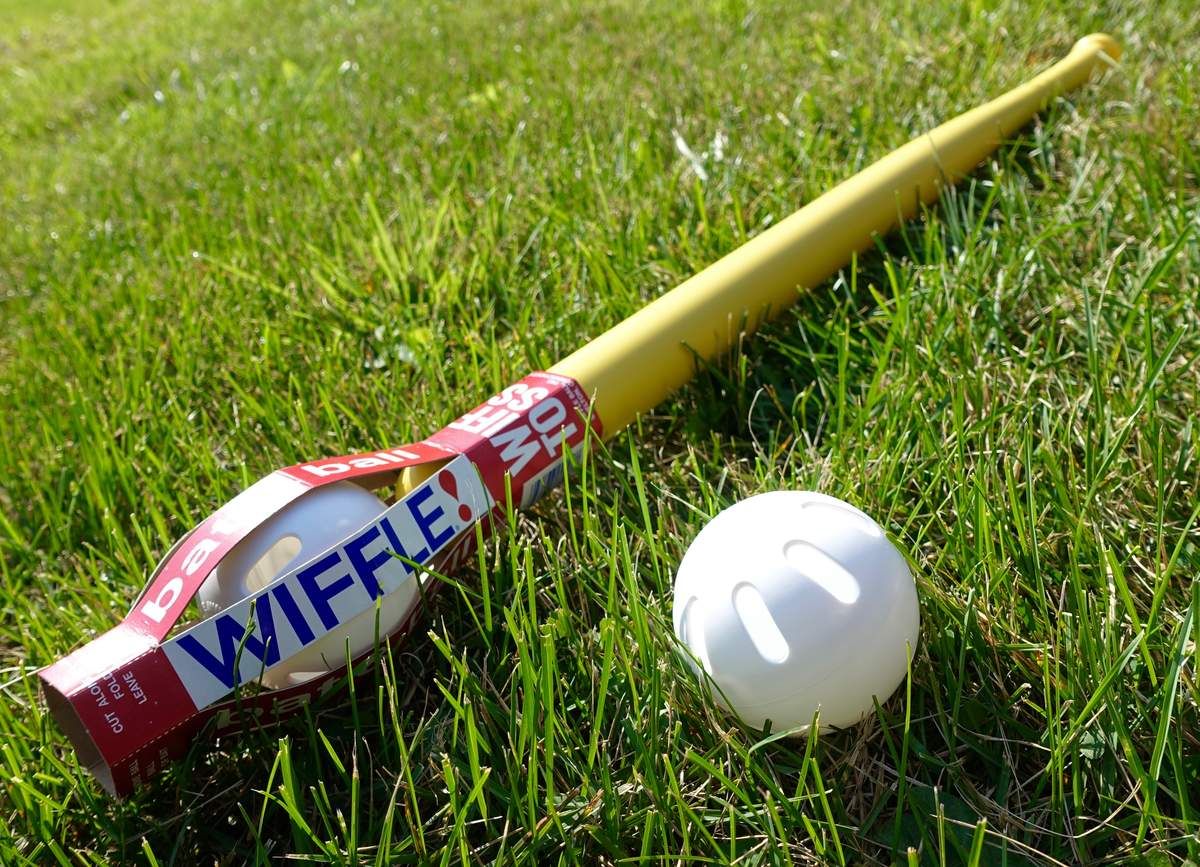 Wiffle 32" Bat w/Baseball